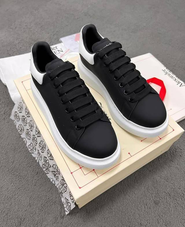 Alexandar McQueen Black White